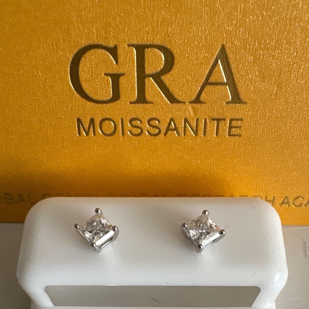 Moissanite 0.74ct D VVS1 Princess Cut Sterling Silver Stud Earrings SE43511